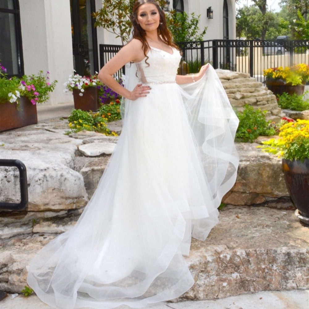 Wedding dress size 6 includes belt and veil